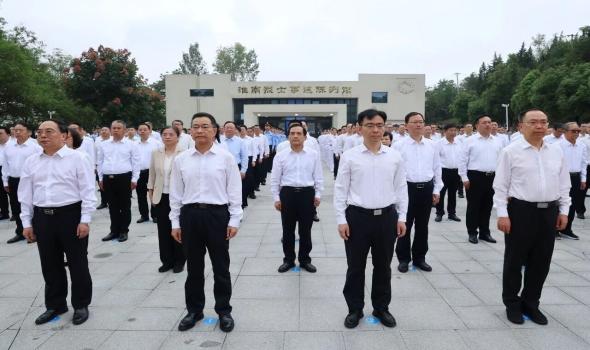 淮南市烈士纪念日向烈士敬献花篮仪式举行 朱艾勇欧冬林蔡宜骅时志远出席